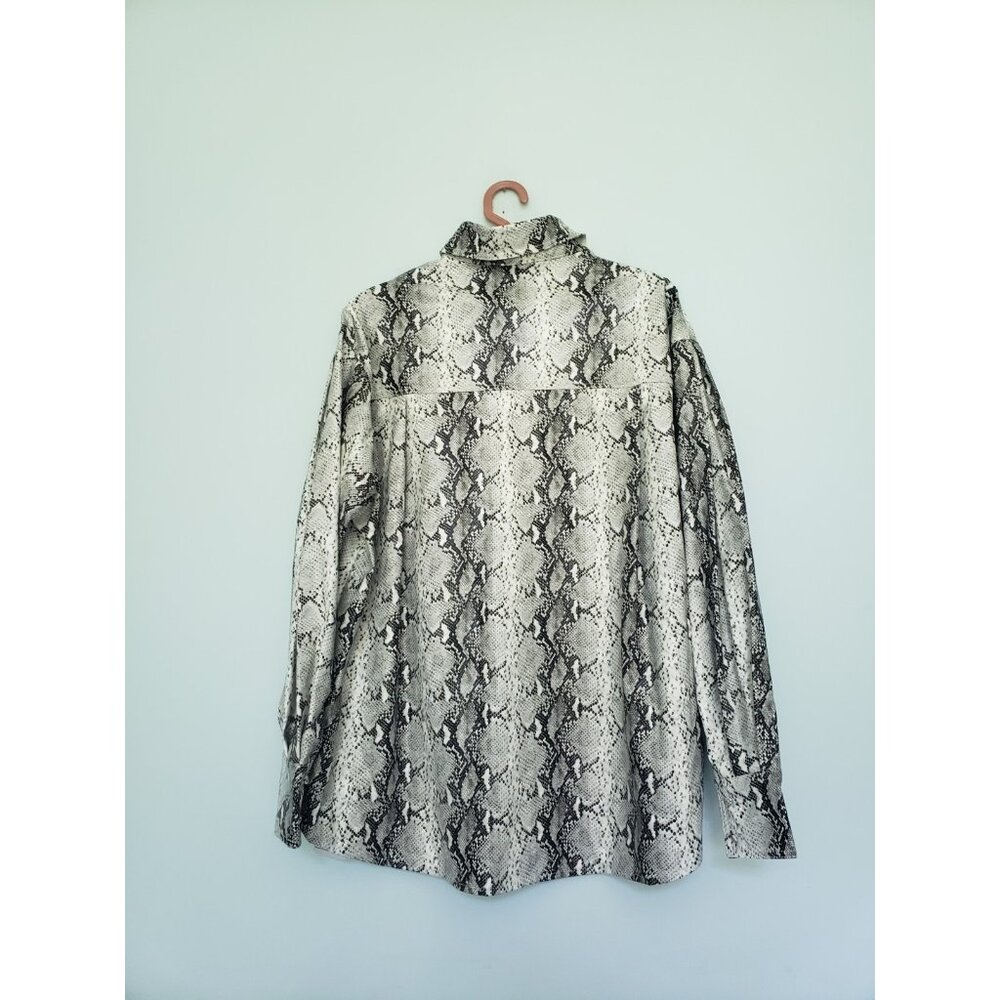 Asos Design Womens 6 Shirt Snakeskin Rubbery Button Up Gray Artsy Relaxed Fit - Picture 2 of 6